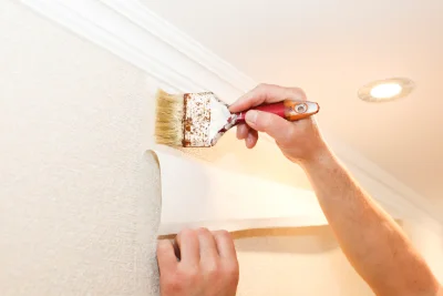 Pose de papier peint à Compains — revêtements muraux et toiles de verre